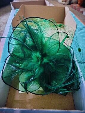 Emerald Green Felizhouse Fascinator Hat with Birdcage Veil & Feathers – With Box